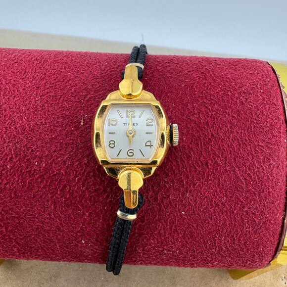 Vintage Timex Hand Wind 1950's Small wrist size Gold Tone Watch - Picture 2 of 6